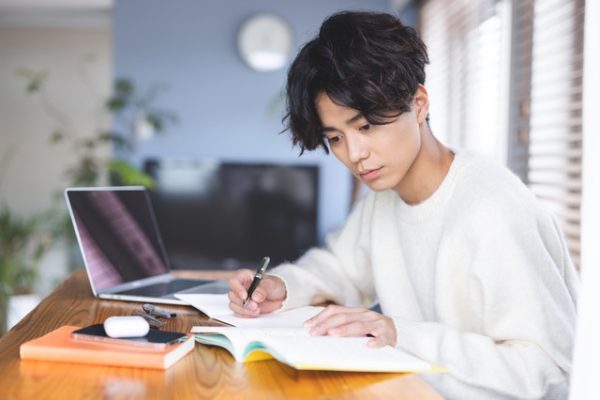 独学で受験勉強中の男性