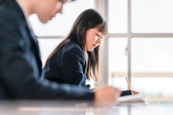 勉強する男女の生徒