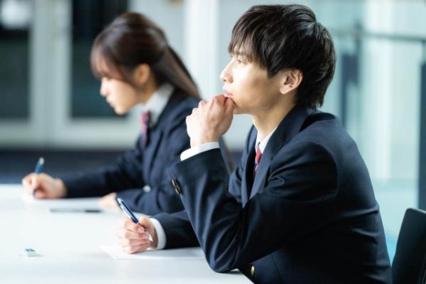 勉強する男女の生徒