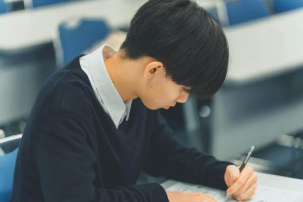 勉強する男子生徒