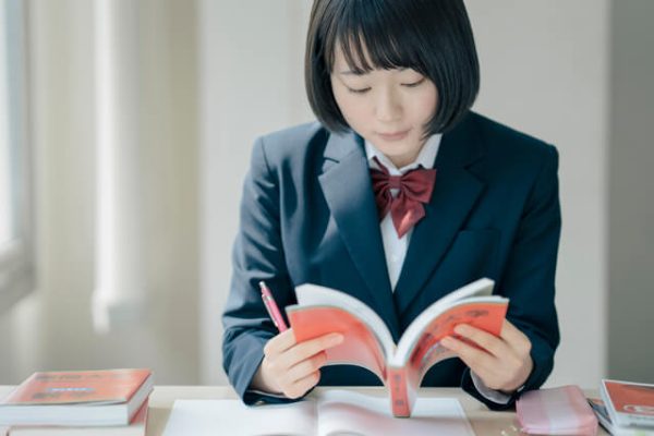 受験勉強中の学生