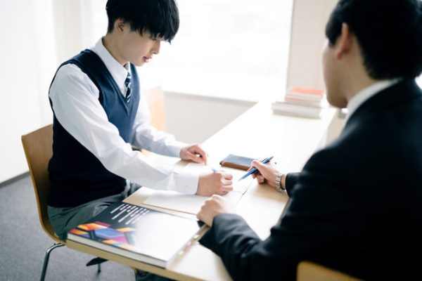 大学受験に関する相談をする学生