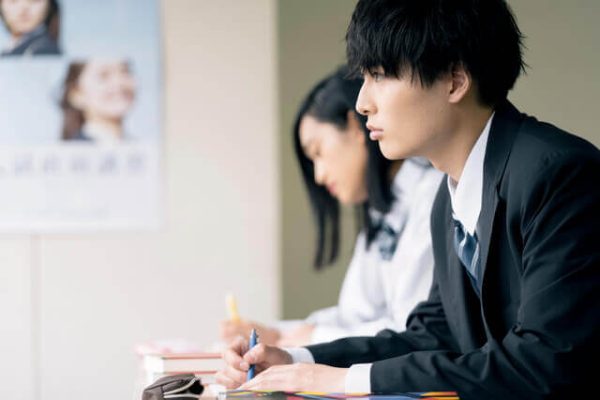大学受験のために塾に行くか悩む学生